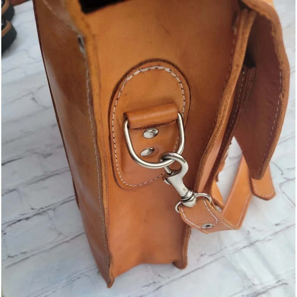 100% Leather messenger bag, stylish, functional, modern, classy, preppy, mod,